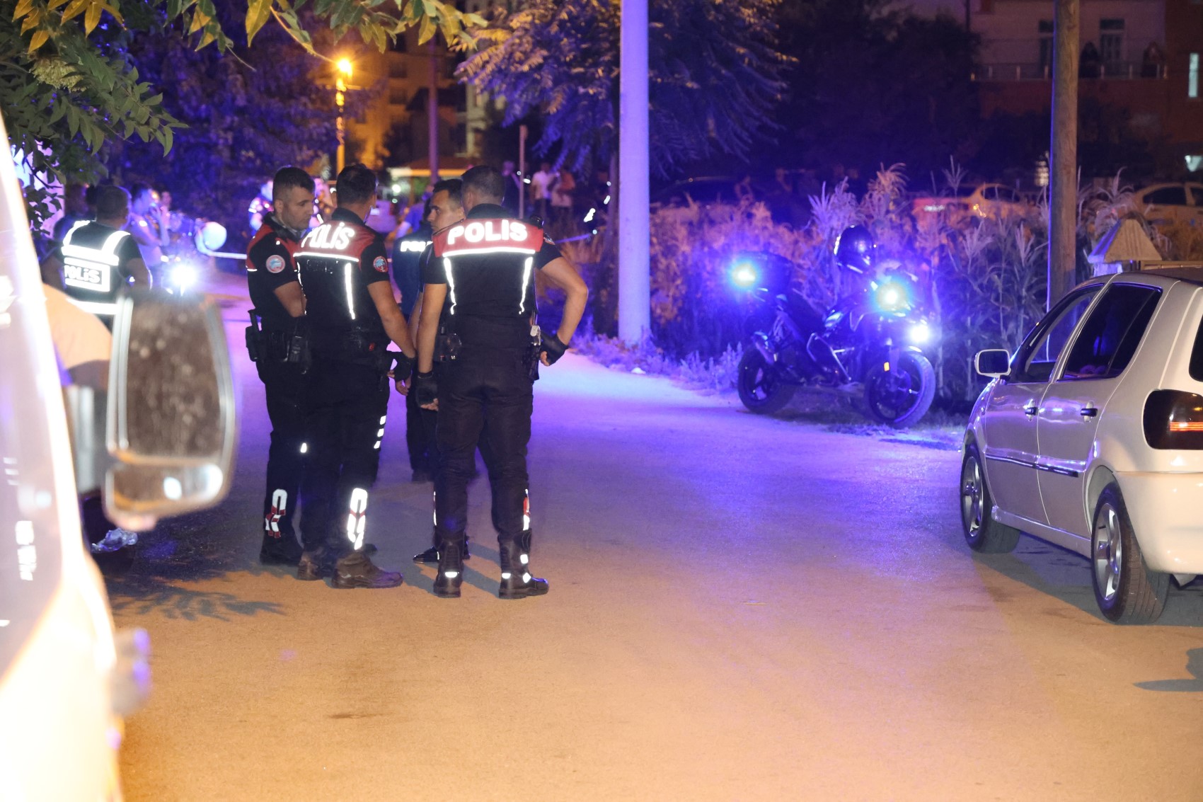 Önce komşusunu sonra annesi ile kardeşini ardından kendini vurdu: Kurşun yağdırdı
