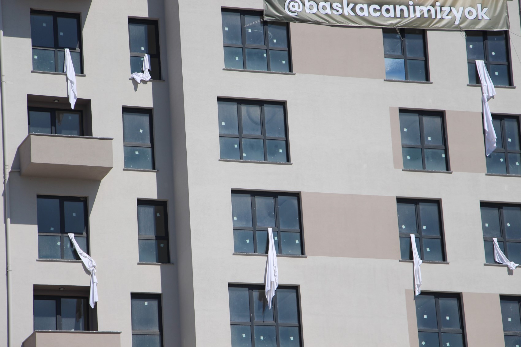 Kartalkaya faciasının sembolü çarşafları binanın penceresinden sarkıttı: İhmal değil olası kasıt