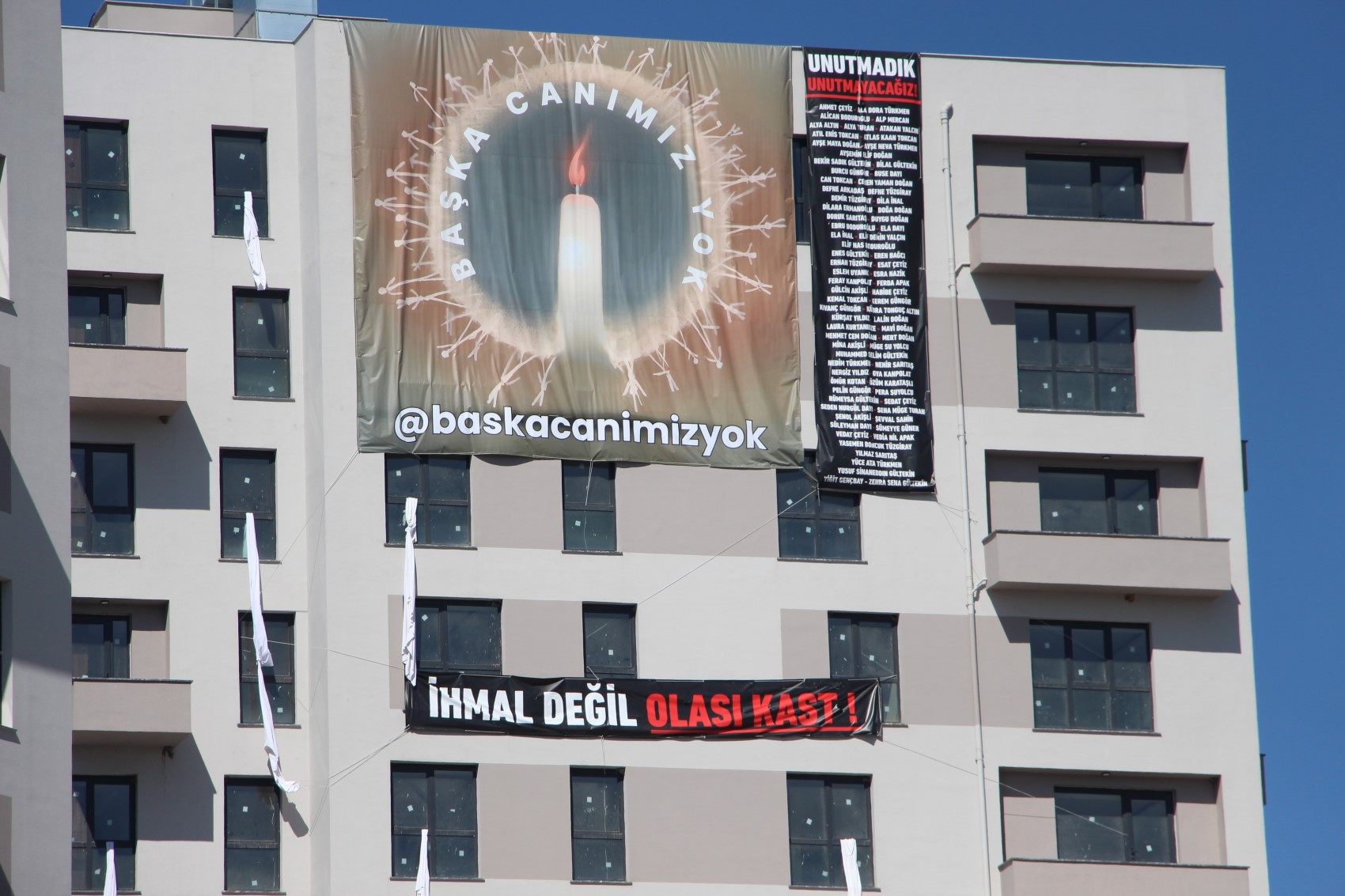 Kartalkaya faciasının sembolü çarşafları binanın penceresinden sarkıttı: İhmal değil olası kasıt