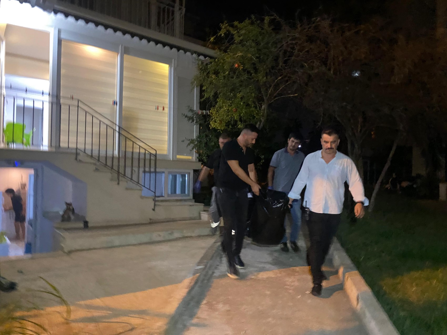 Eski karısını eşarbıyla ve yastıkla boğdu