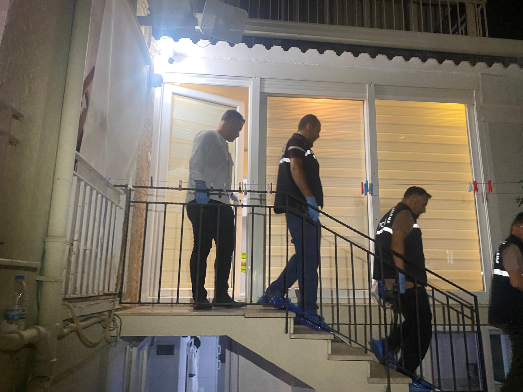 Eski karısını eşarbıyla ve yastıkla boğdu