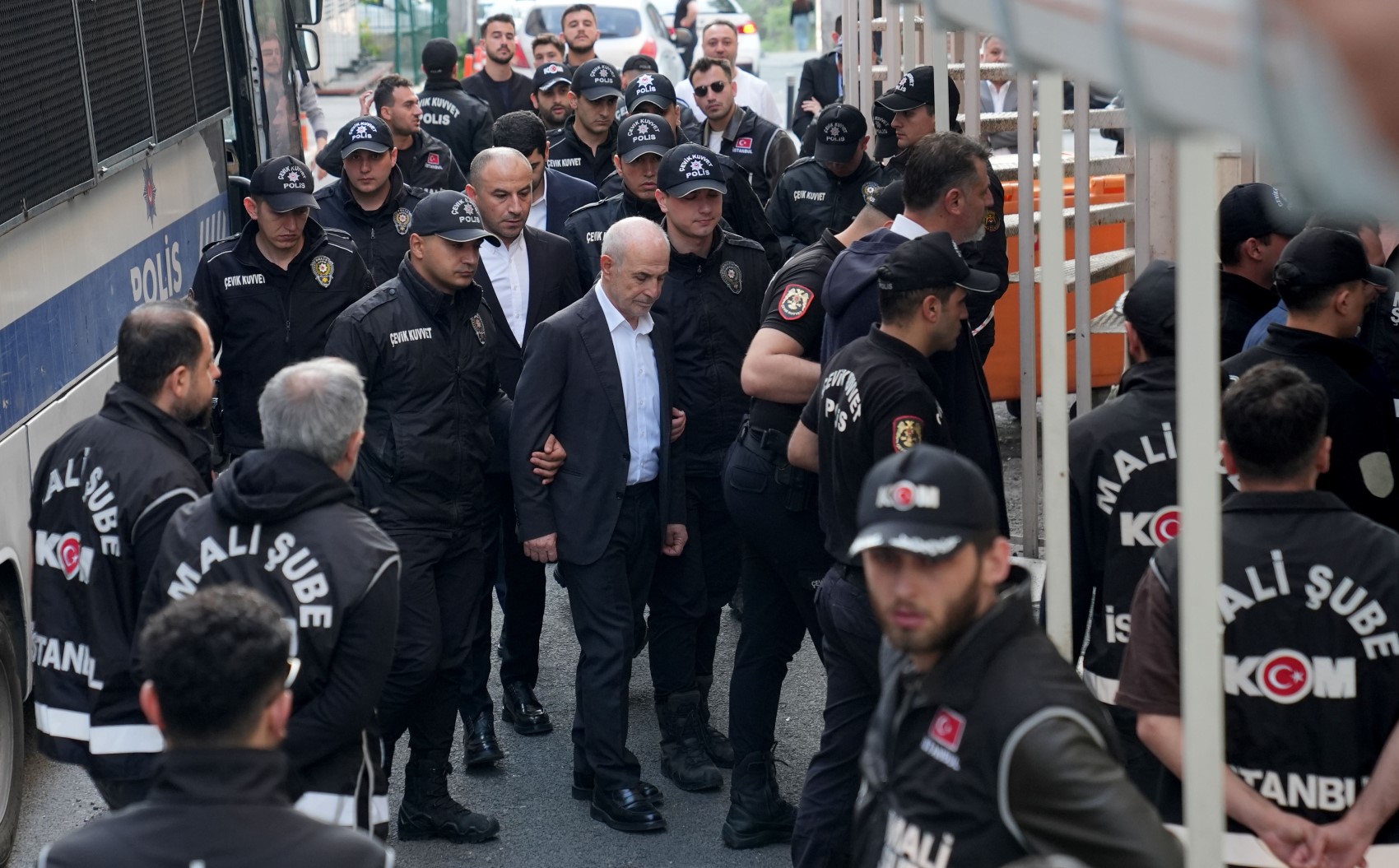 İktidara yakın medya duyurdu: Erdoğan CHP operasyonları hakkında ne düşünüyor? MKYK toplantısından sızdı