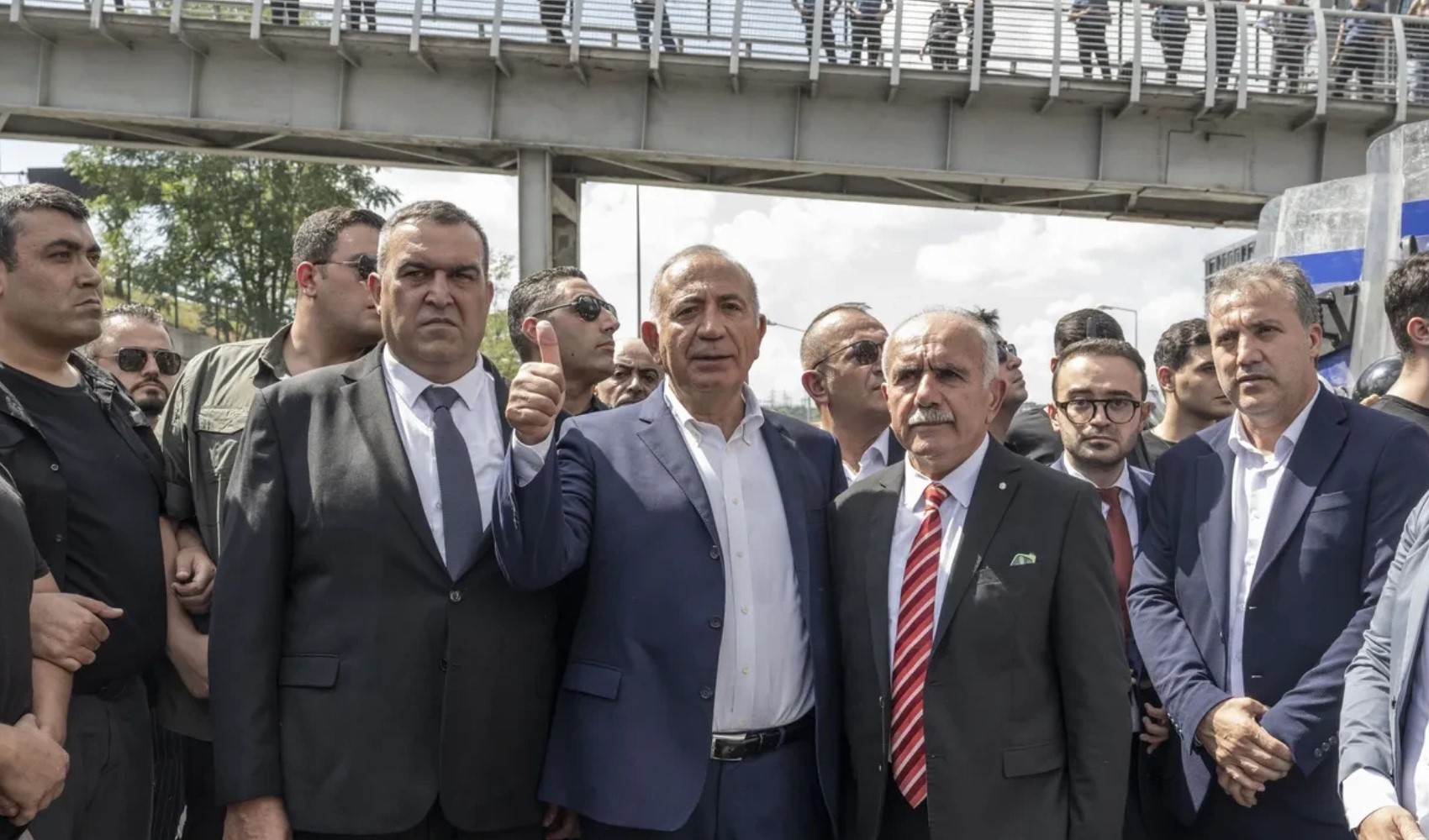 Gürsel Tekin, Özgür Özel gelmeden CHP binasından ayrıldı