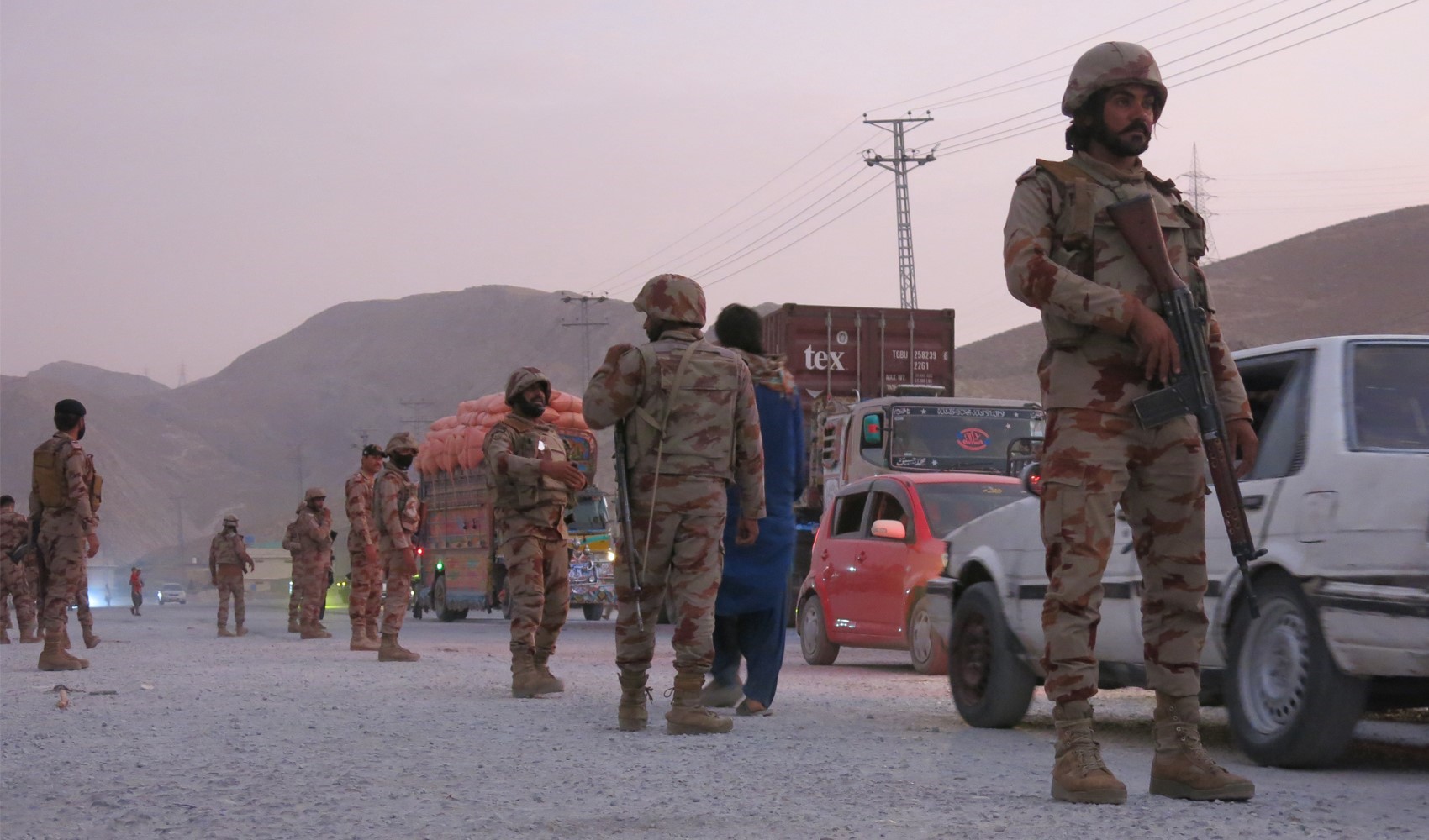 Pakistan’da çatışma: 12 asker hayatını kaybetti