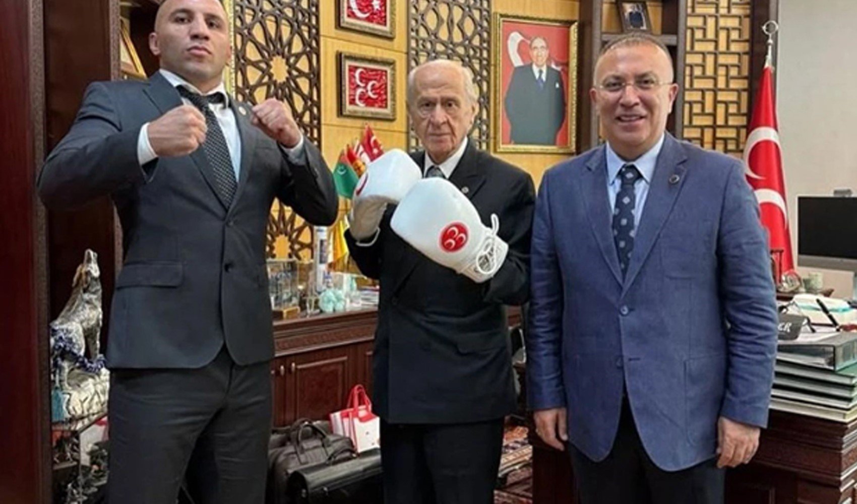 Bahçeli boks eldivenlerini taktı