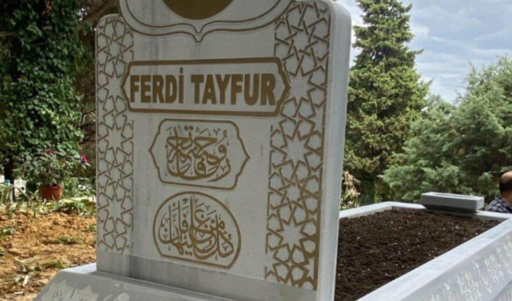Devlet Bahçeli, Ferdi Tayfur'un kabrine özel bir mezar taşı yaptırdı