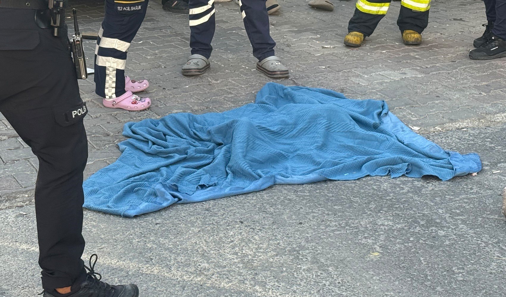 Esenyurt'ta servis minibüsü anne-oğula çarptı