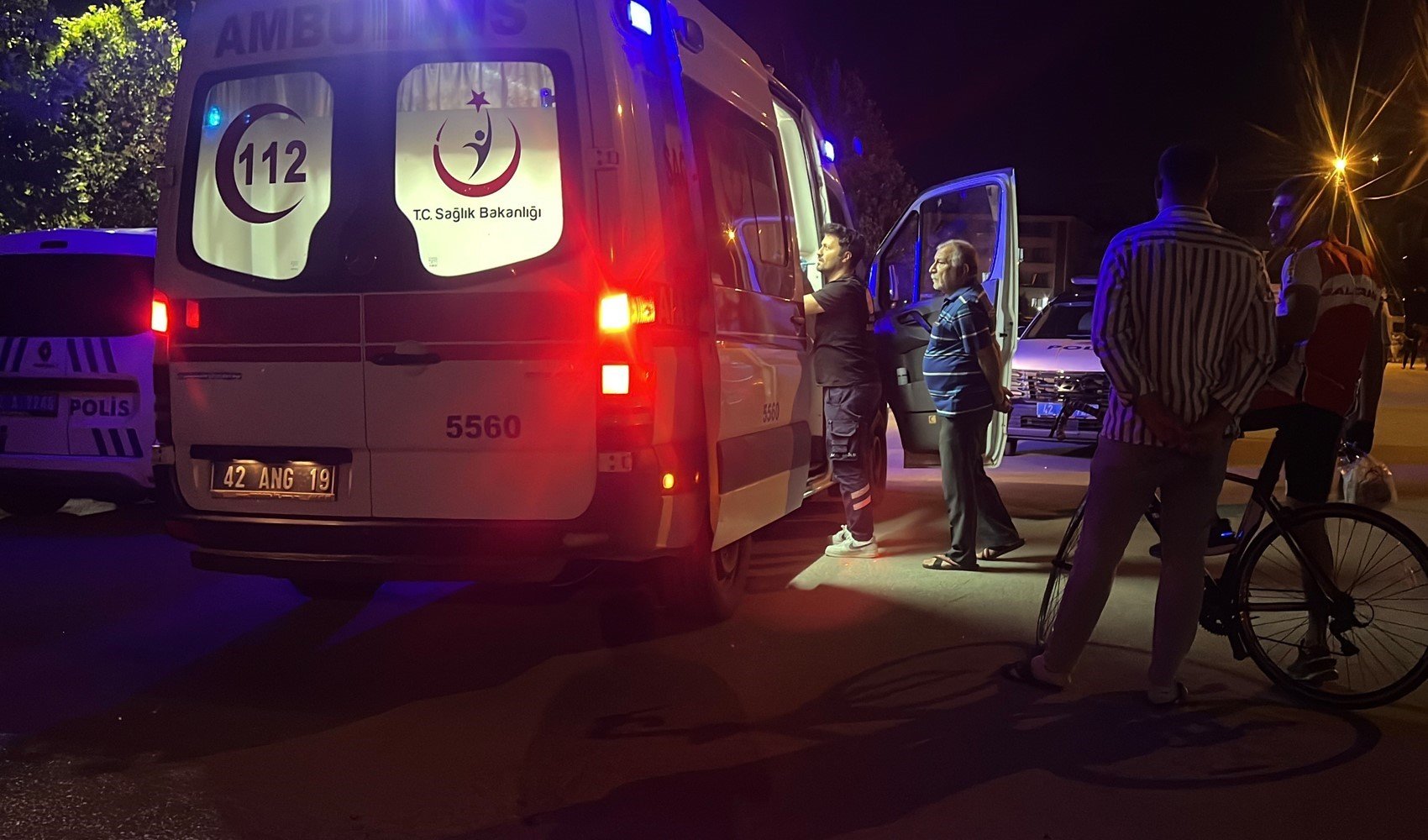 Parkta üvey babasını bıçakladı
