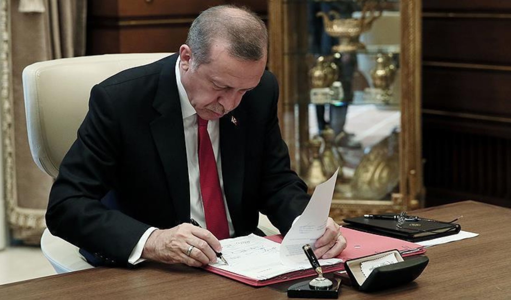 Erdoğan'ın masasına koyulan 4 kritik raporu duyurdu