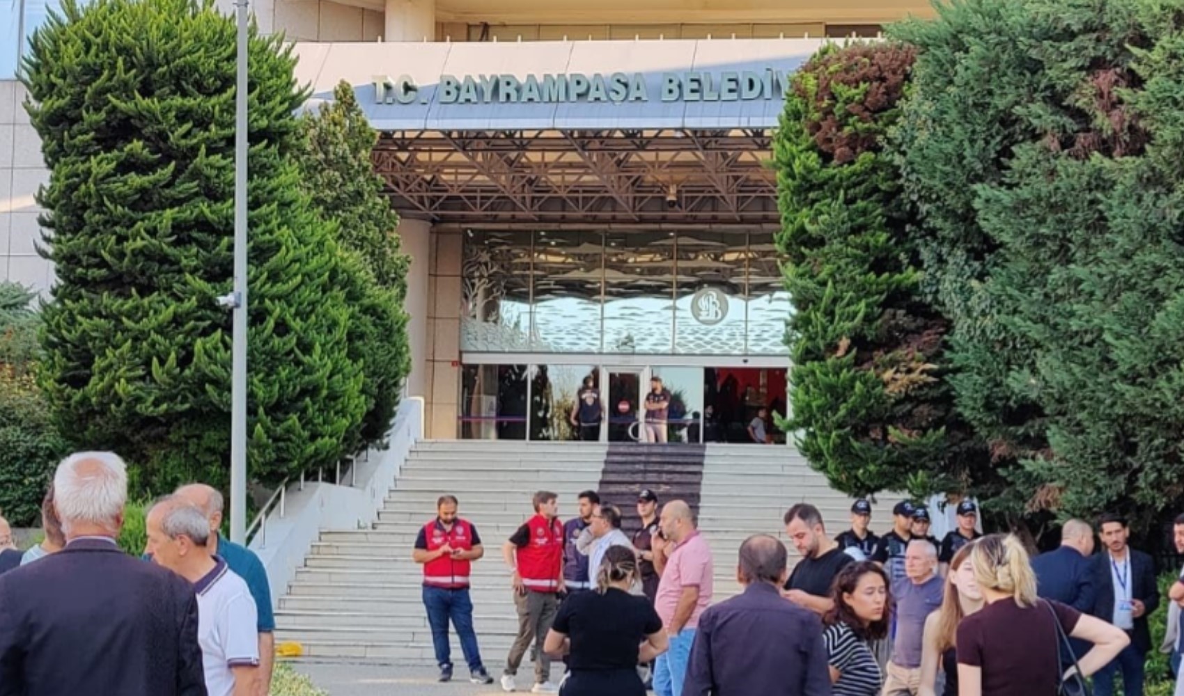 CHP'li Bayrampaşa Belediyesi'nde dengeler değişti: Meclis üyeliğinden de istifa etti