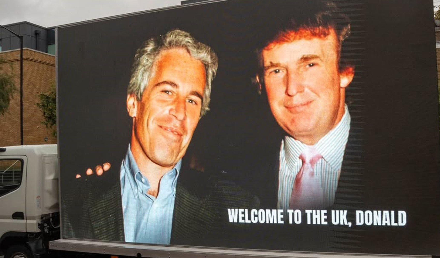 İngiltere'de Trump ve Epstein'ın fotoğrafını yayınlayan reklam aracına polis el koydu