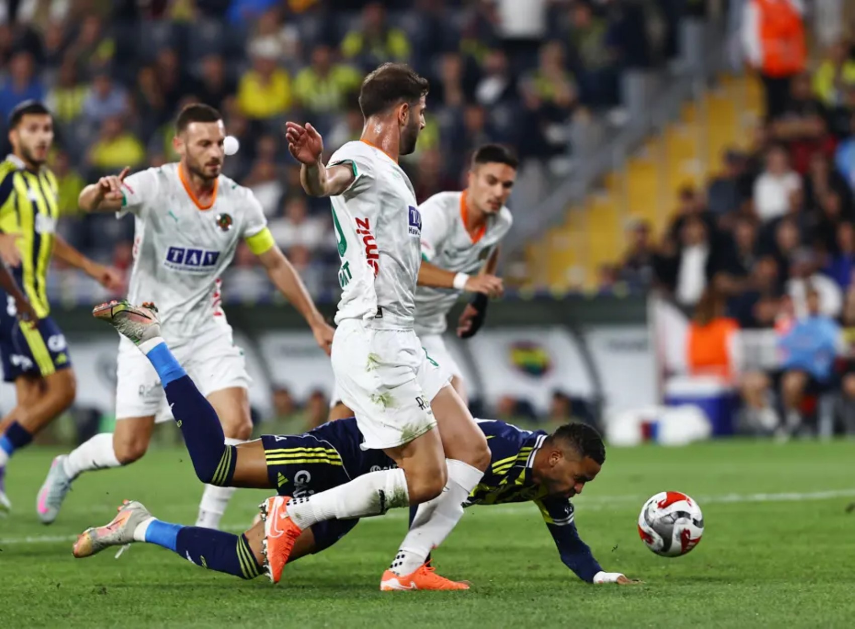 Hakem yorumcuları Fenerbahçe- Alanyaspor maçındaki kritik kararları değerlendirdi: Skandal yönetim!