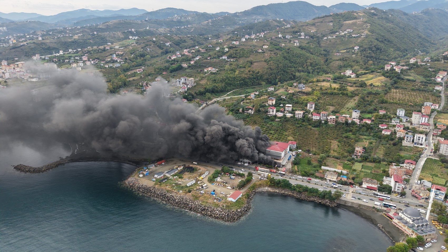 Son Dakika... Trabzon'da AVM yangını: Dumanlar gökyüzünü kapladı! İşte olay yerinden ilk görüntüler...