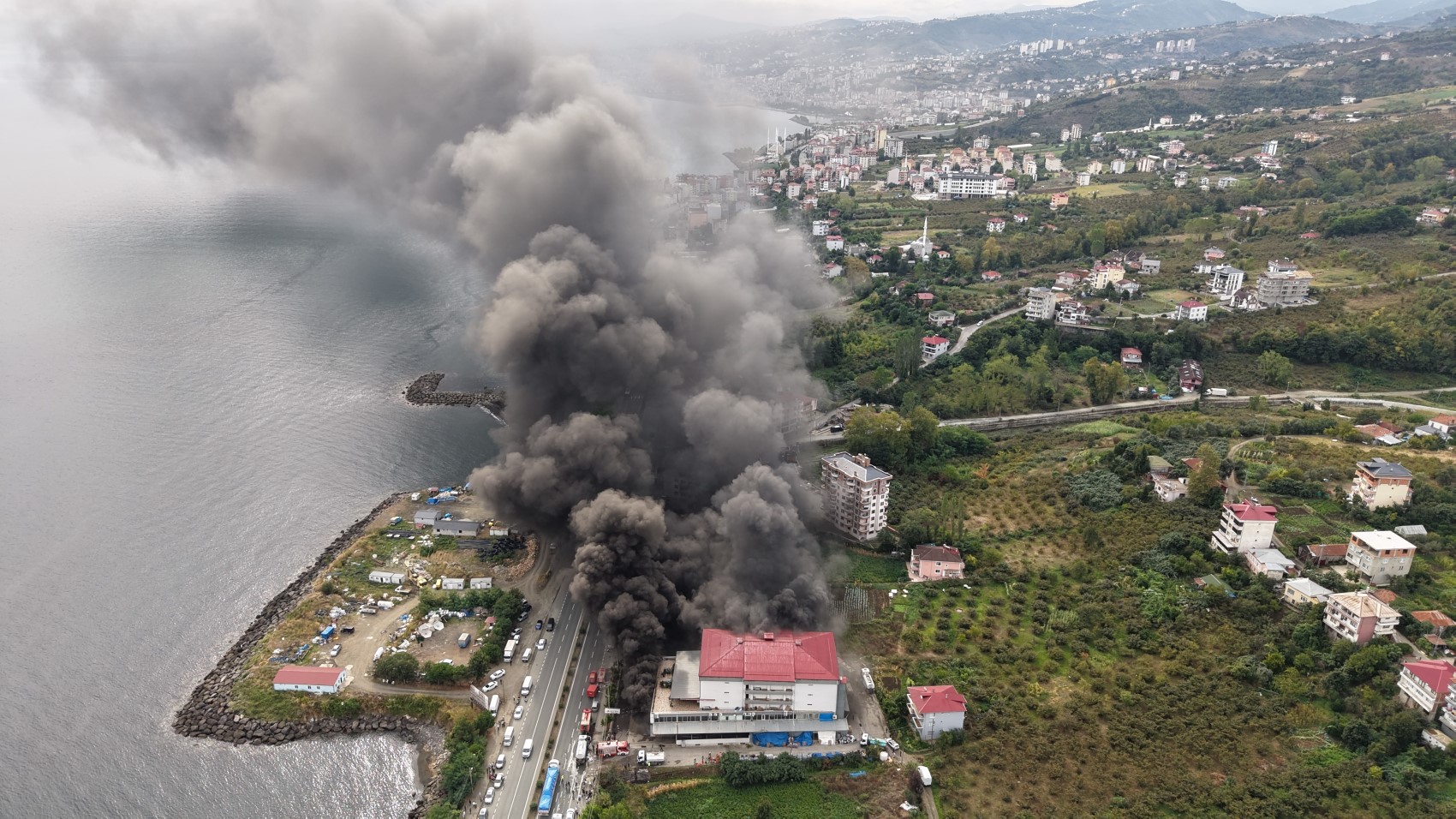 Son Dakika... Trabzon'da AVM yangını: Dumanlar gökyüzünü kapladı! İşte olay yerinden ilk görüntüler...