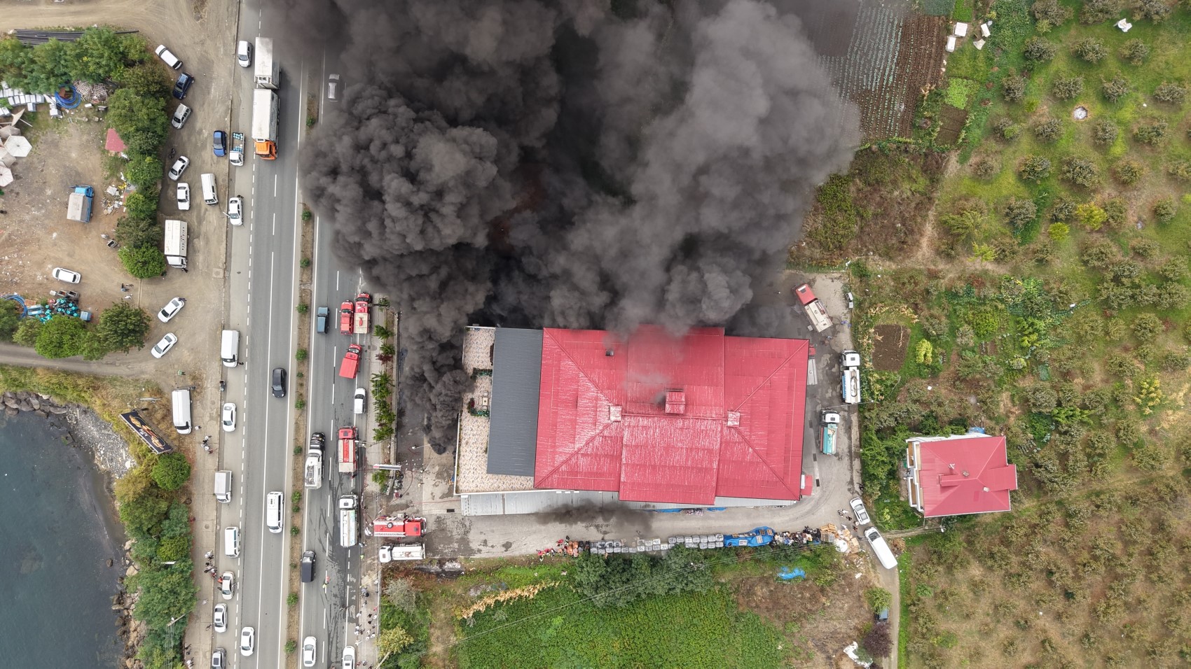 Son Dakika... Trabzon'da AVM yangını: Dumanlar gökyüzünü kapladı! İşte olay yerinden ilk görüntüler...