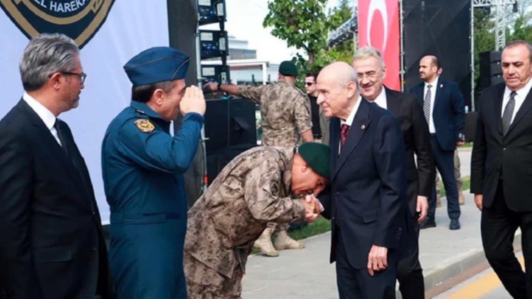 MHP'li dediler ama gerçek farklı çıktı! Bahçeli'nin elini öpen Süleyman Karadeniz'in görevden alınma sebebi çok başkaymış