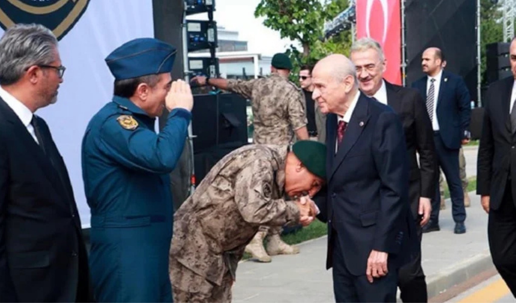 Bahçeli'nin elini öpen Karadeniz'in görevden alınma sebebi çok başkaymış