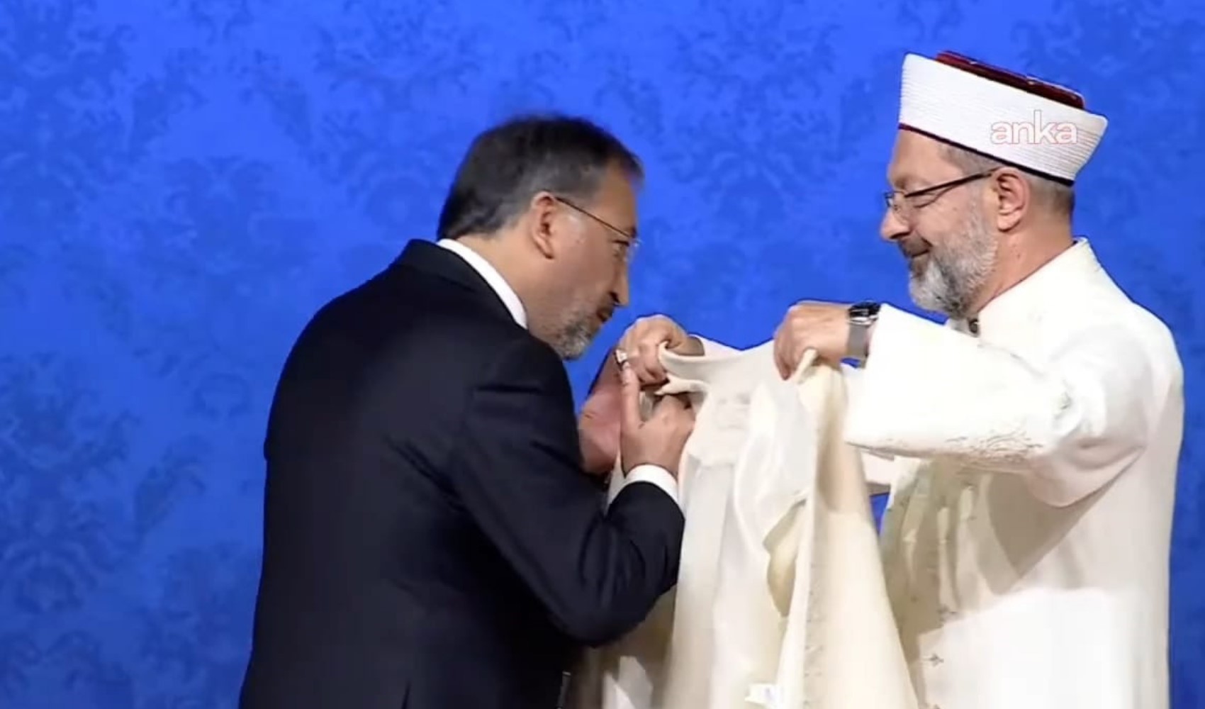 Diyanet'te beklenen devir teslim töreni gerçekleşti: Elini öptü