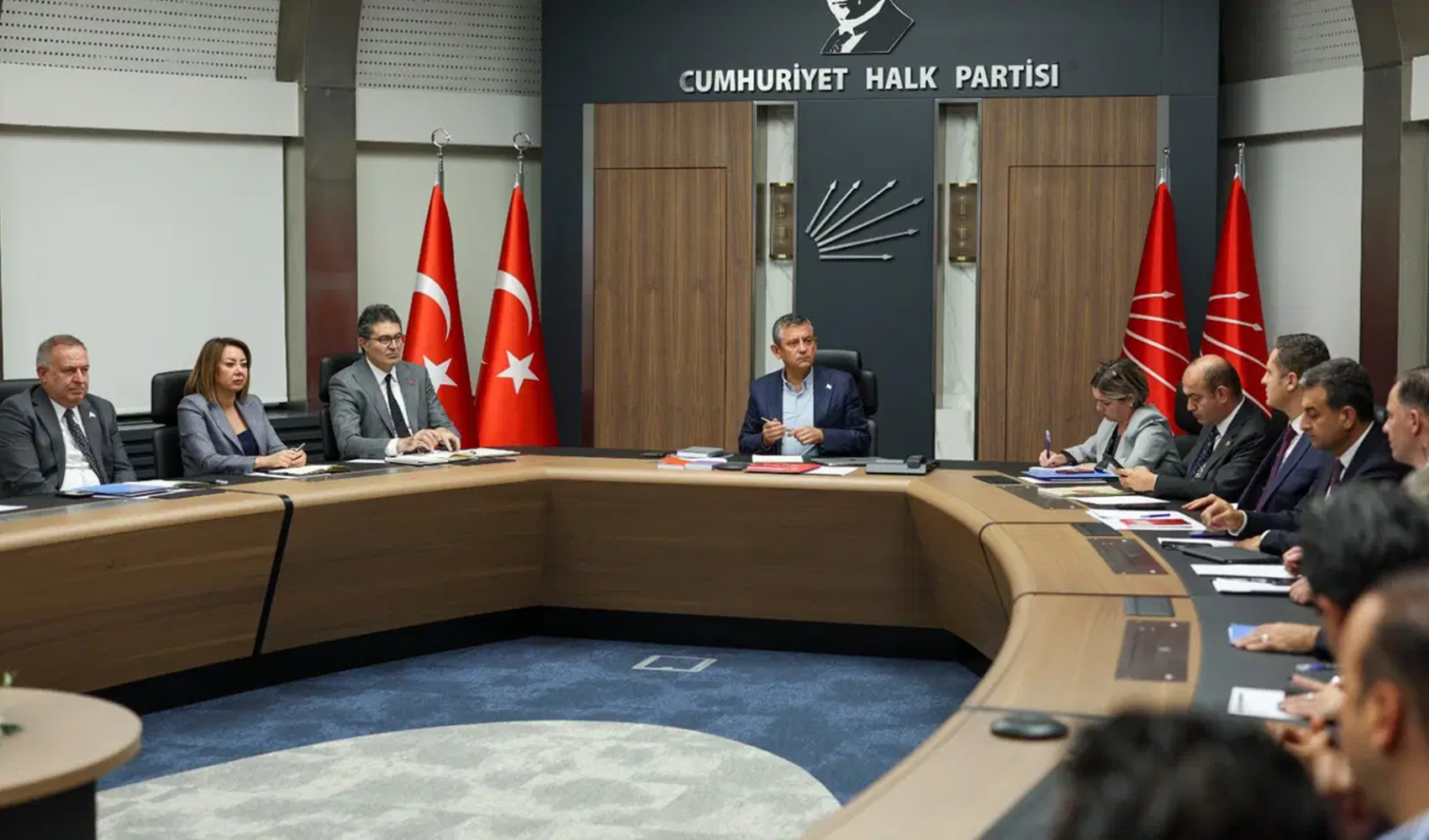 CHP'de olağanüstü toplantı sonrası İstanbul'a hareket CHP'de olağanüstü toplantı sonrası İstanbul'a hareket