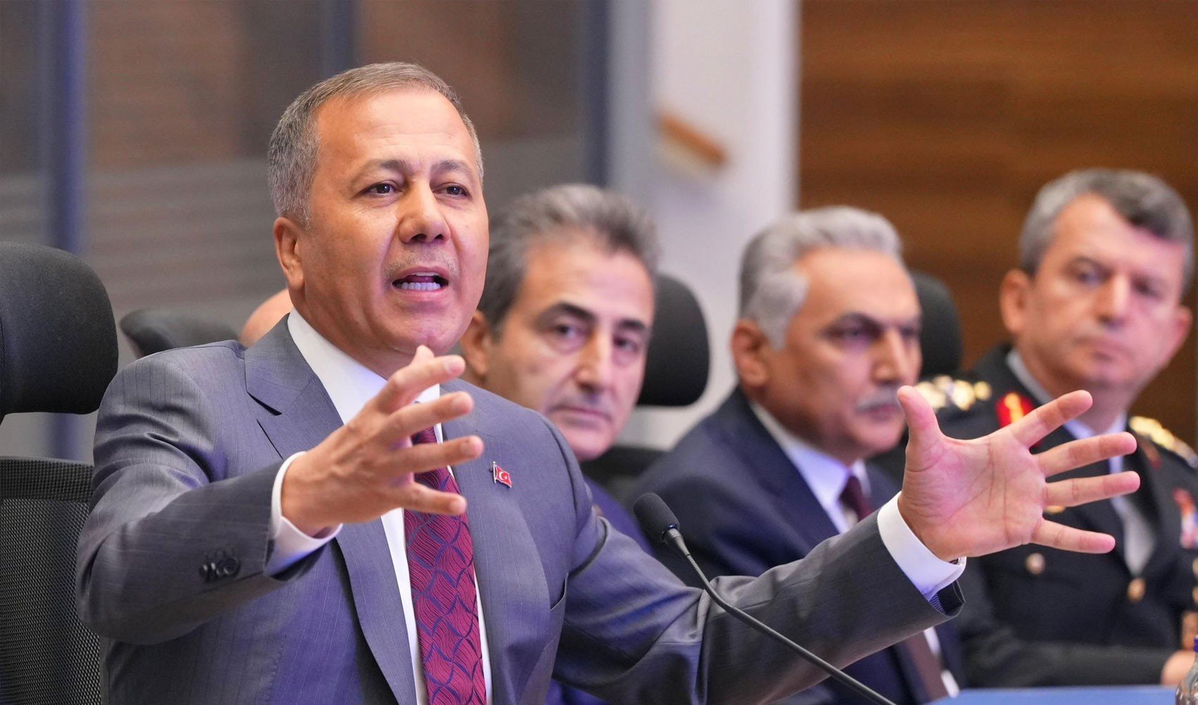 Ali Yerlikaya 'Bizden kaçamayacaklar' diyerek duyurdu!