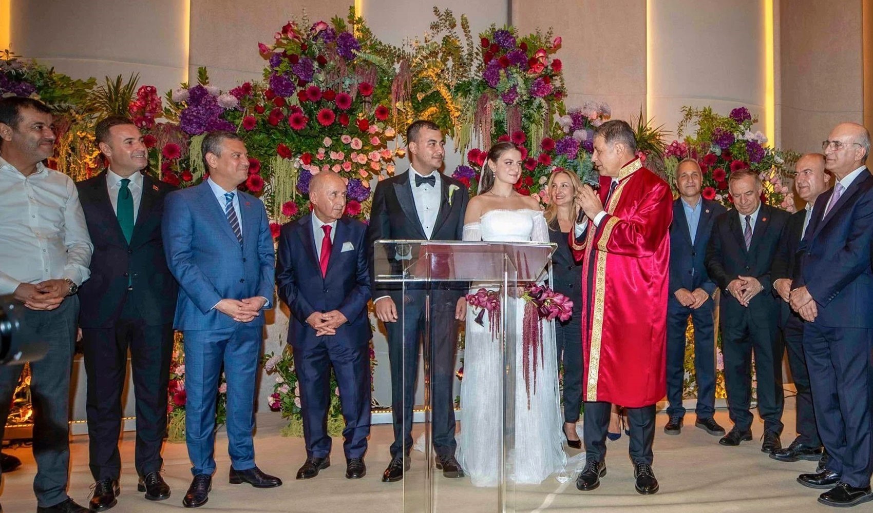 CHP'de kurultay öncesi sürpriz düğün buluşması