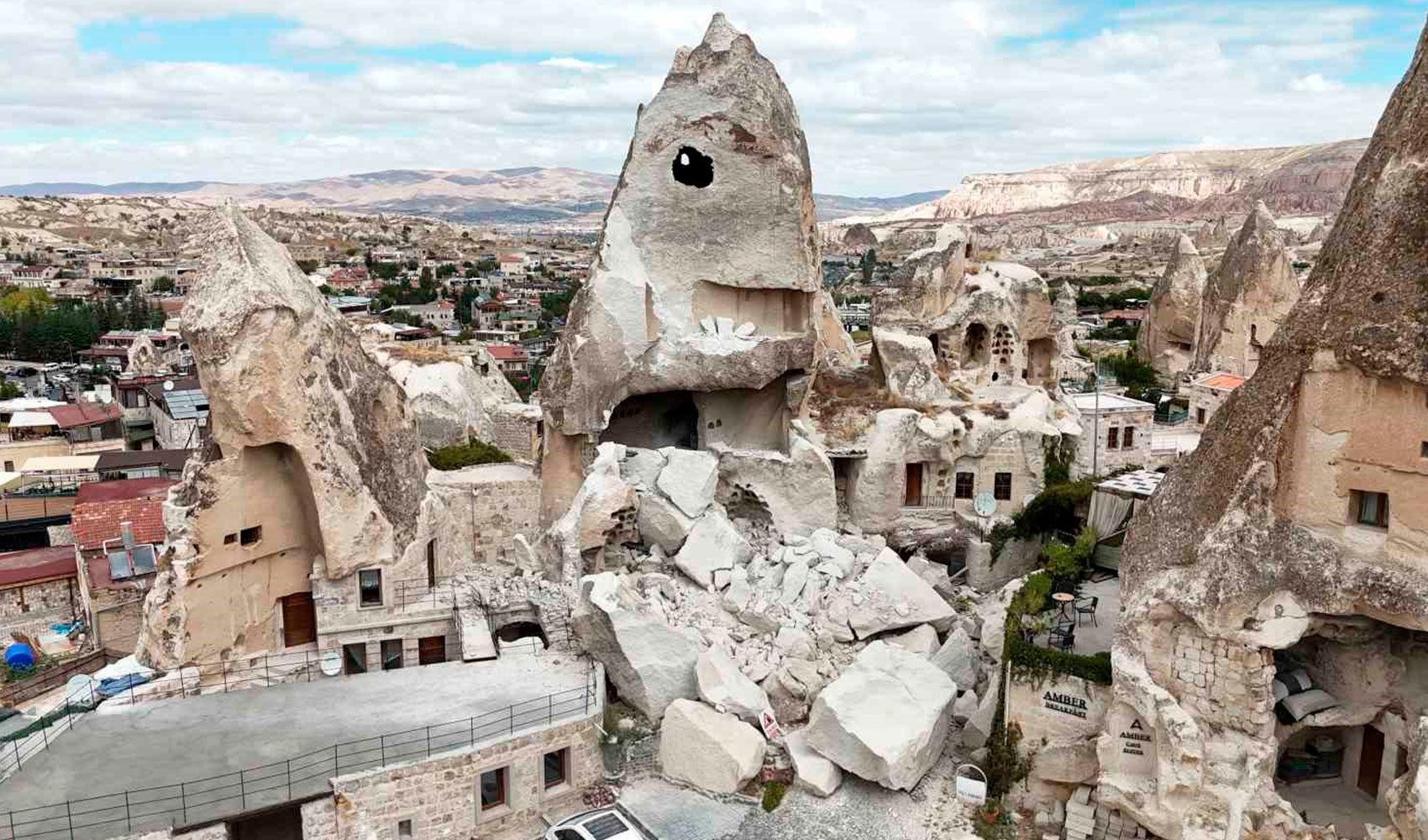 Kapadokya’da peribacasının yıkıldığı anlar kamerada