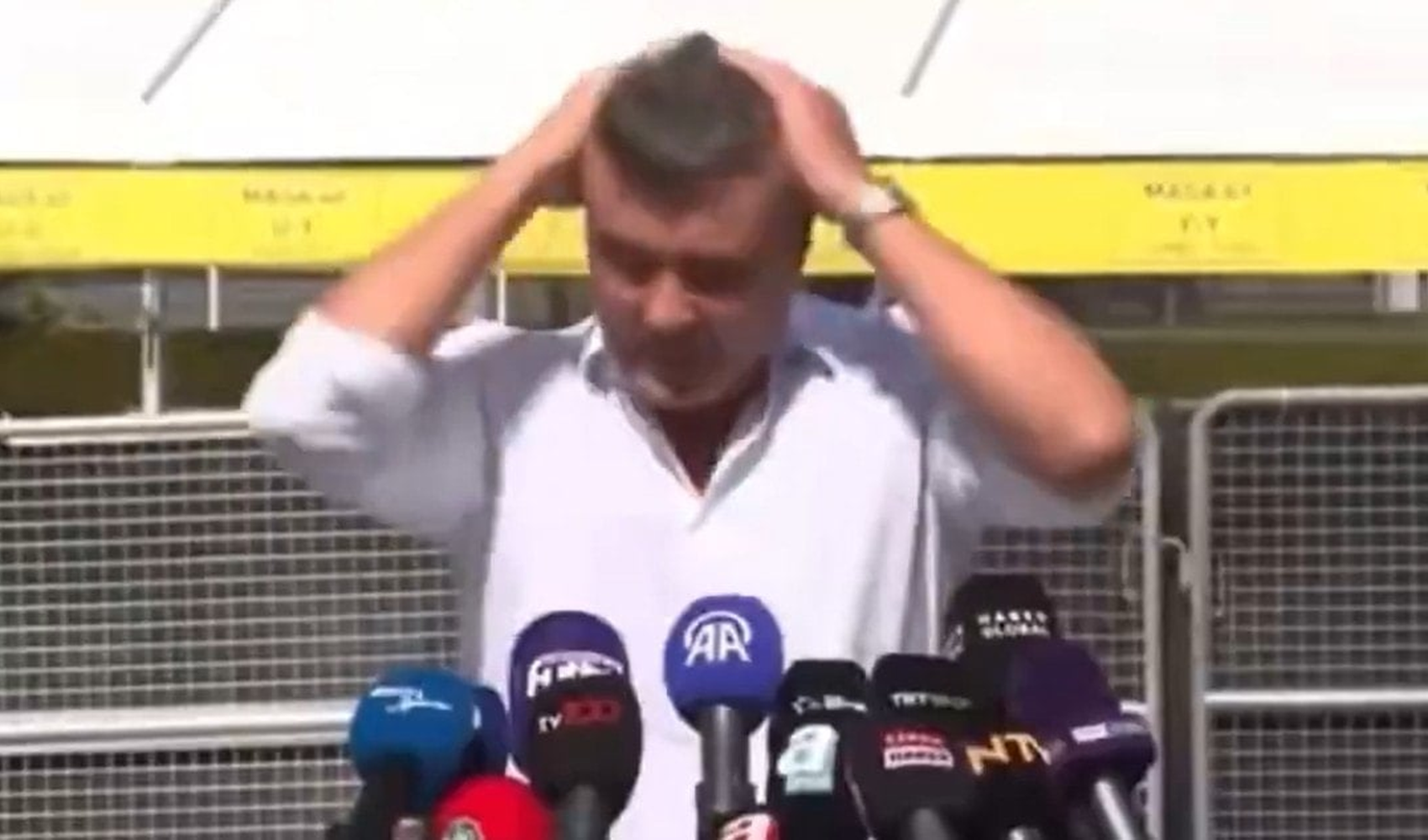 Kameralar karşısında dikkat çeken an: Sadettin Saran ne konuşacağını unuttu Kameralar karşısında dikkat çeken an: Sadettin Saran ne konuşacağını unuttu