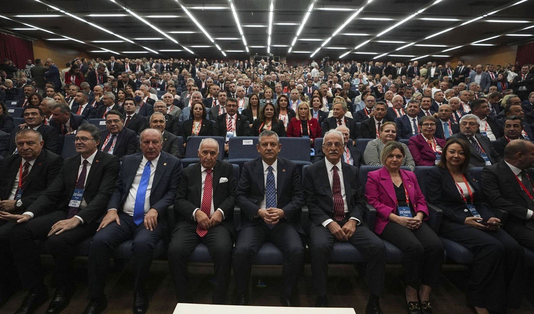 Son Dakika: Özgür Özel kurultayda delegelerden 'güvensizlik' oyu istedi! Müjdeyi açıkladı...