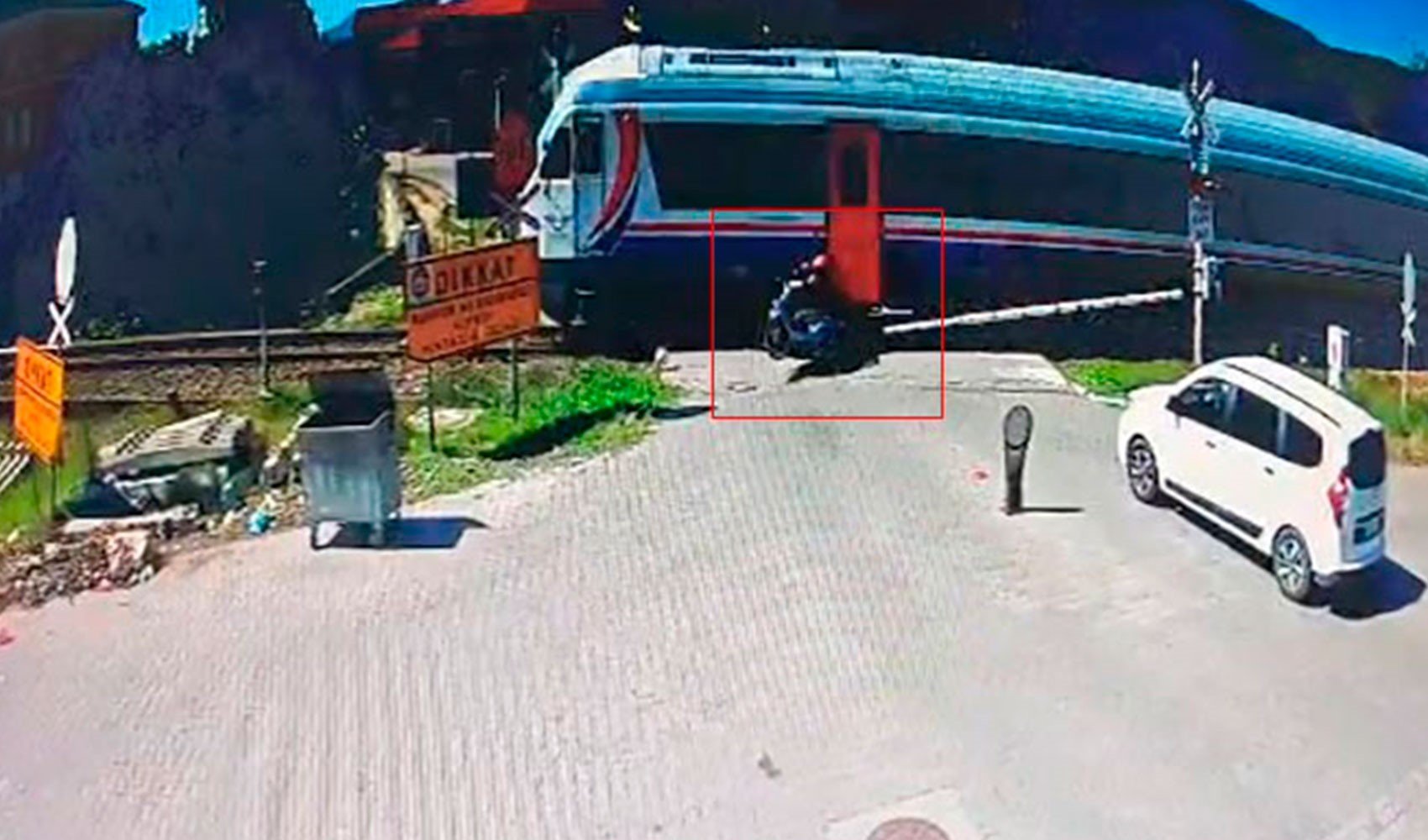 Zonguldak'ta yolcu treni motosiklete çarptı! O anlar kamerada