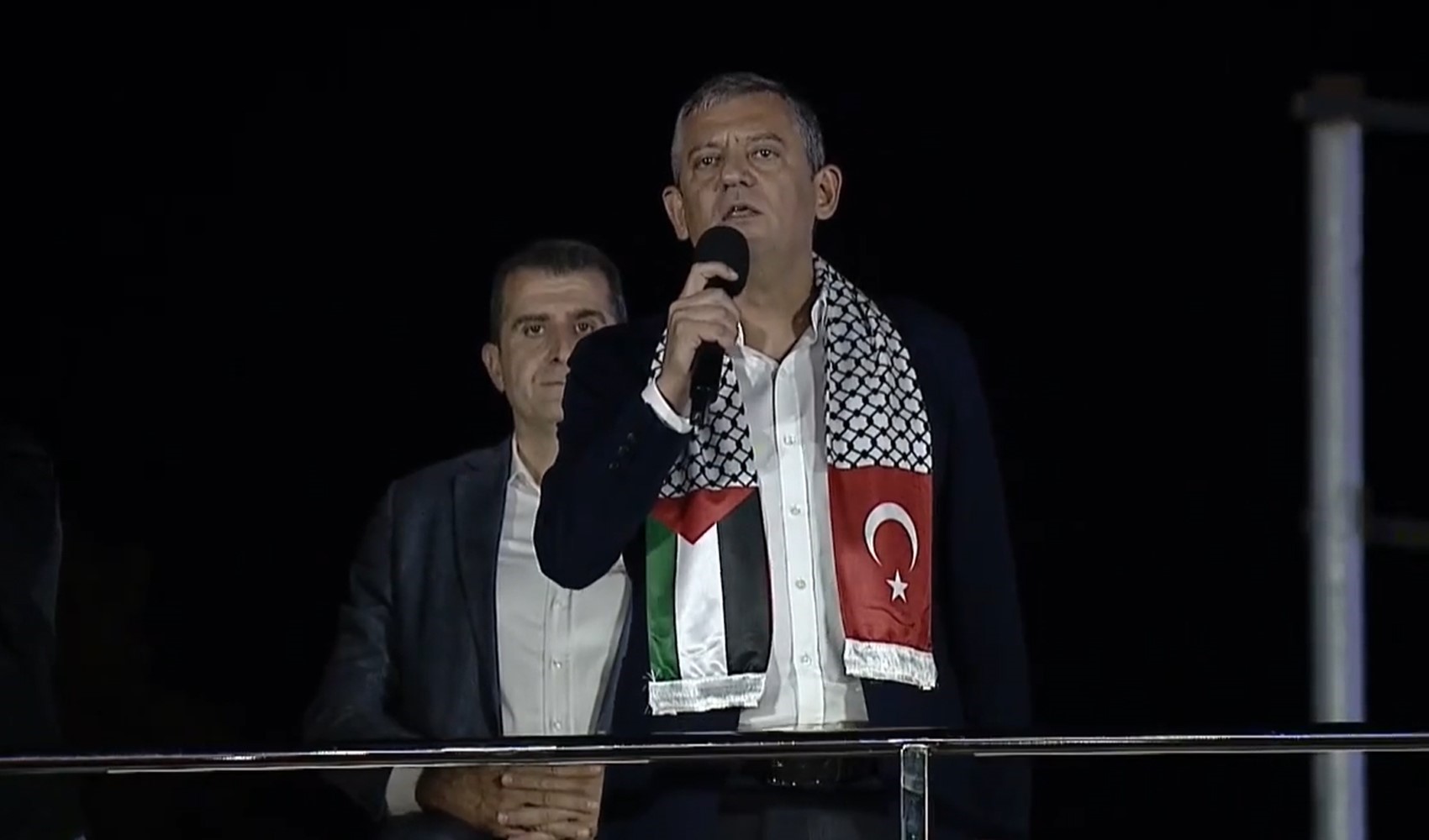 Özgür Özel Filistin mitinginde sert sözlerle yüklendi: 'Erdoğan bu ülkede Cumhurbaşkanlığı makamını işgal ediyor'