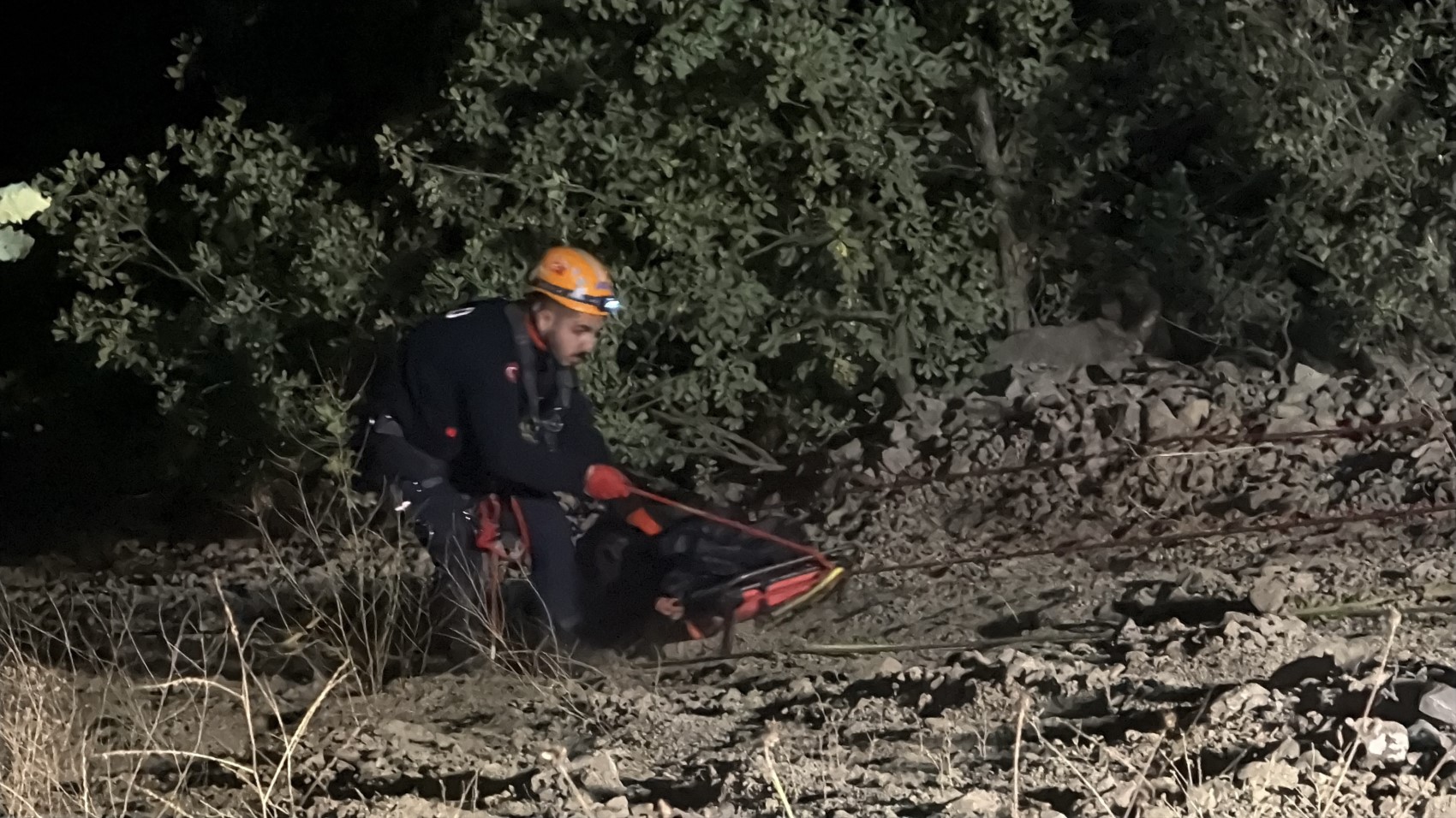 Kazada ölenlerin cansız bedenleri güçlükle çıkartıldı