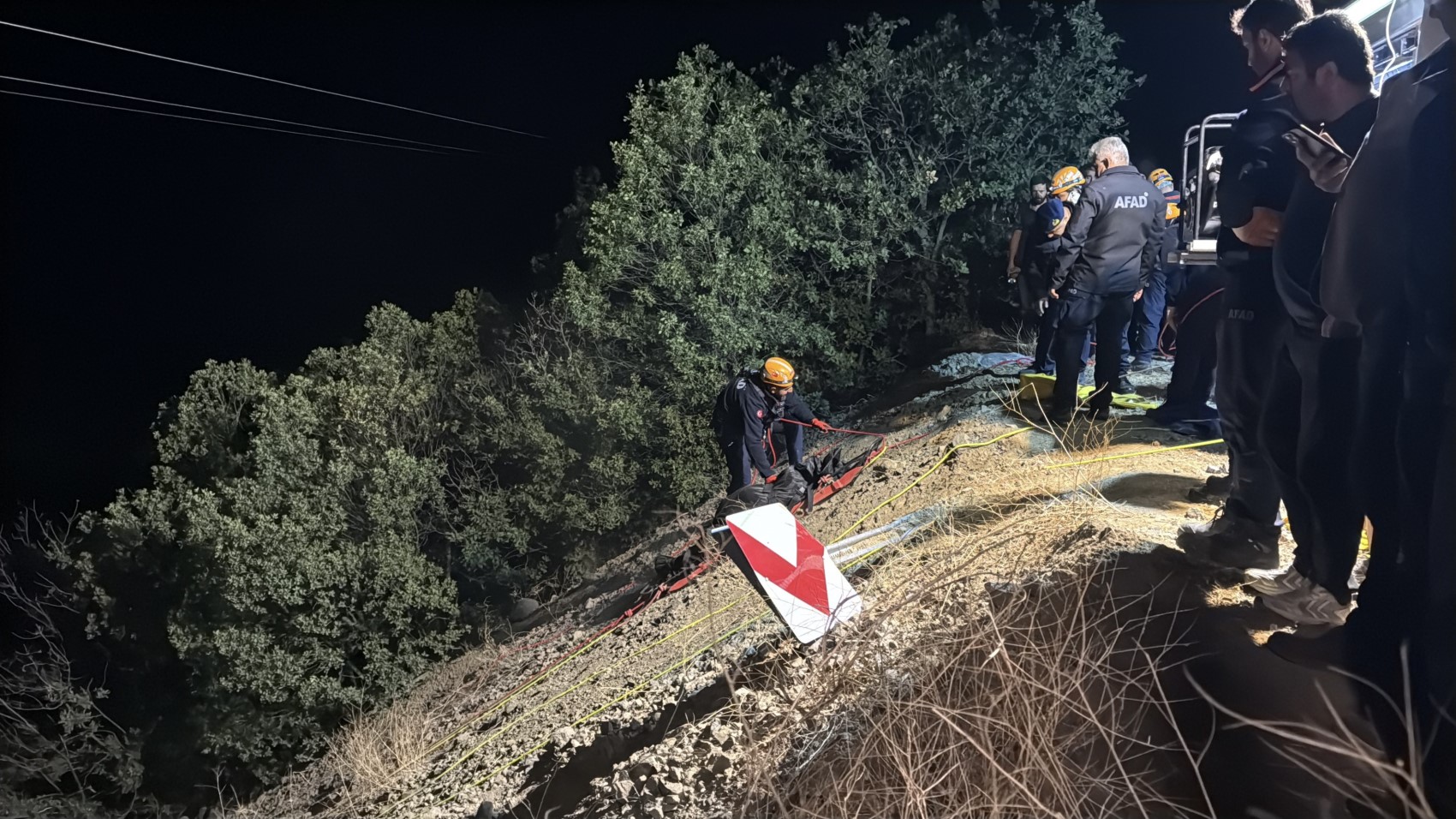 Kazada ölenlerin cansız bedenleri güçlükle çıkartıldı