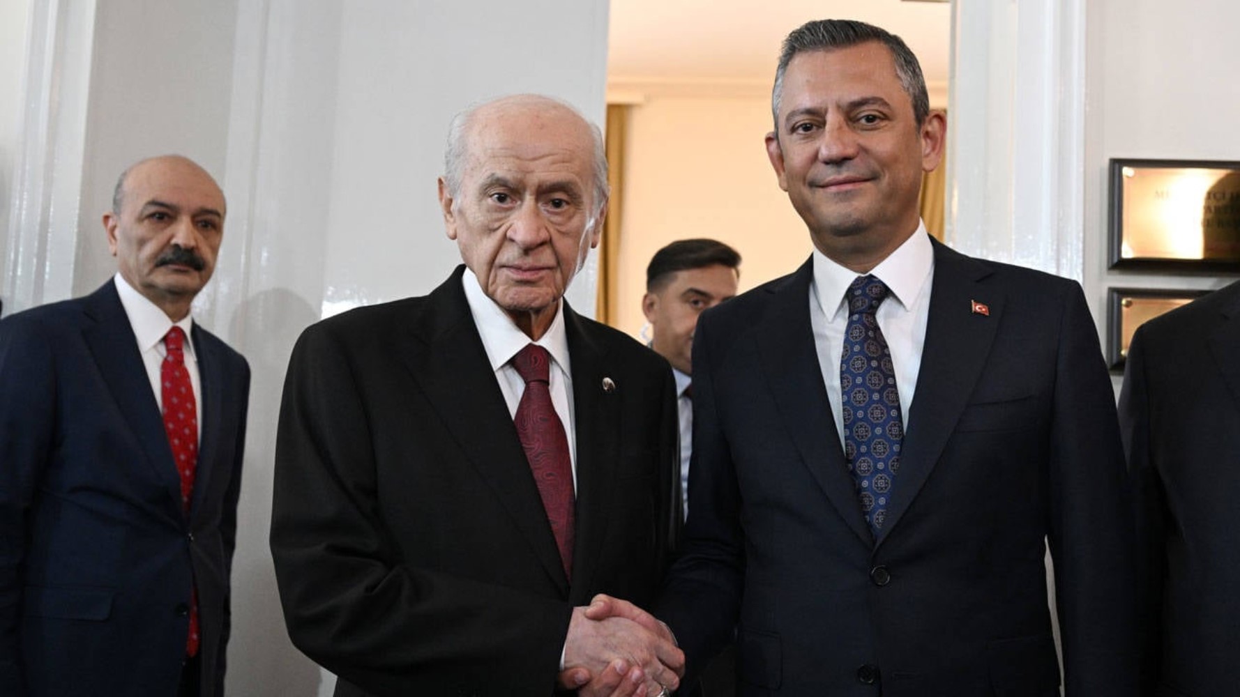 Özgür Özel, İmamoğlu'nun adaylığı engellenirse ne yapılacağını açıkladı! Dikkat çeken Mansur Yavaş sözleri...