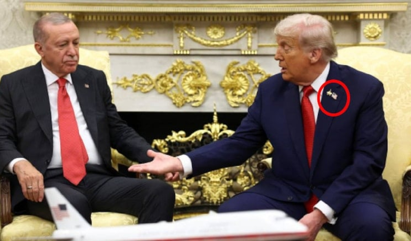 Trump'ın rozet tercihi Erdoğan görüşmesinde dikkat çekti
