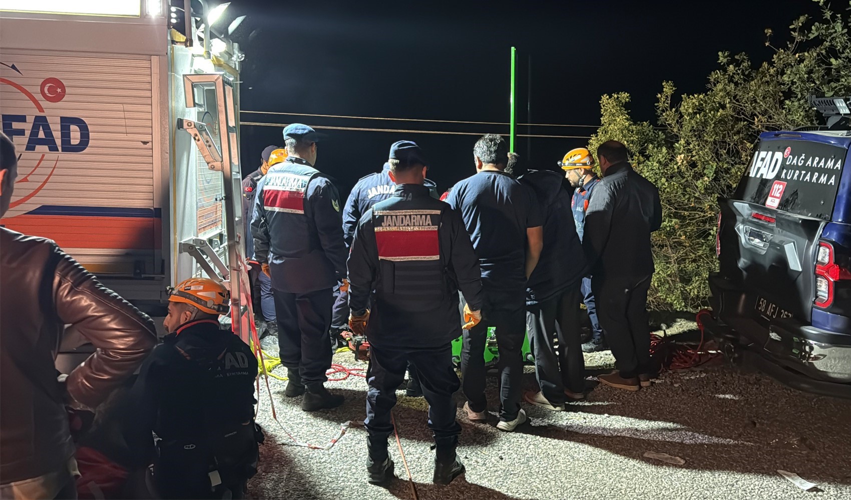 Kazada ölenlerin cansız bedenleri güçlükle çıkartıldı Kazada ölenlerin cansız bedenleri güçlükle çıkartıldı