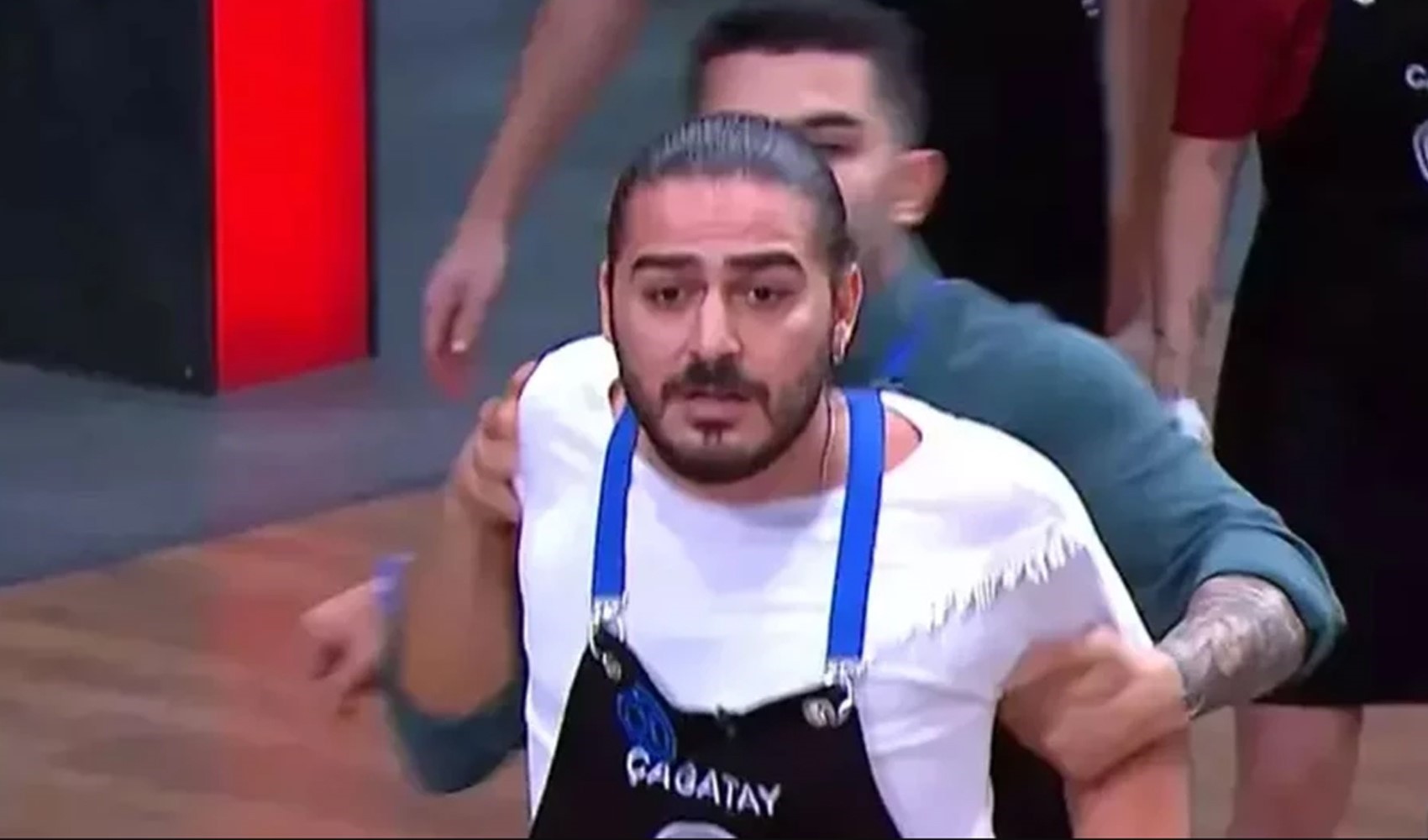 Masterchef'te yarışmacı Mehmet Şef'in üstüne yürüdü