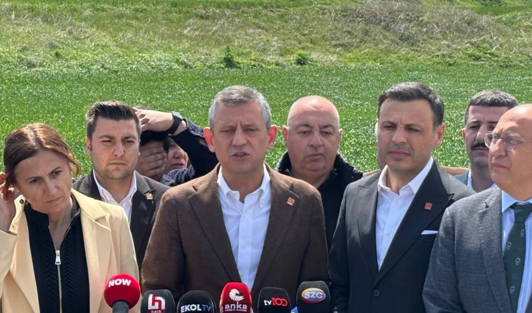 Özgür Özel'den mahkeme kararına sert tepki: 'Kumda oynamaya devam etsin'