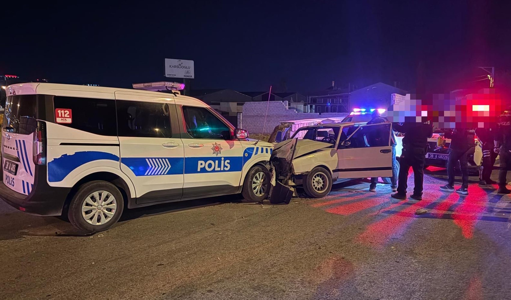 'Dur' ihtarına uymadı, iki polisi yaraladı