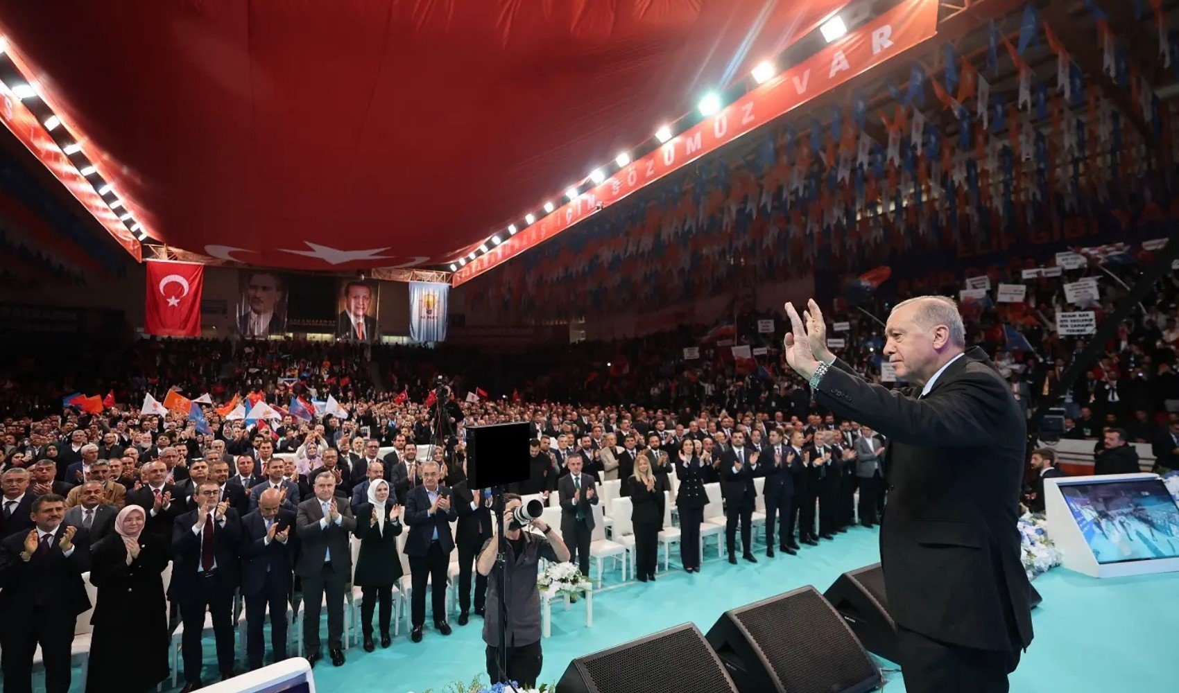 İzmir'de peş peşe istifalar: AKP'de 5 İlçe Başkanı görevinden alındı