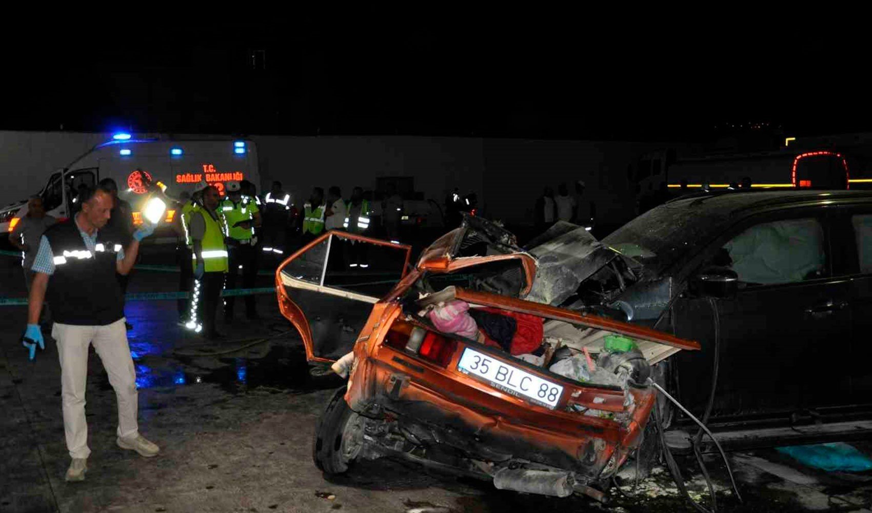 Manisa'da feci kaza: Otomobil ikiye bölündü! 1’i çocuk 5 ölü, 6 yaralı