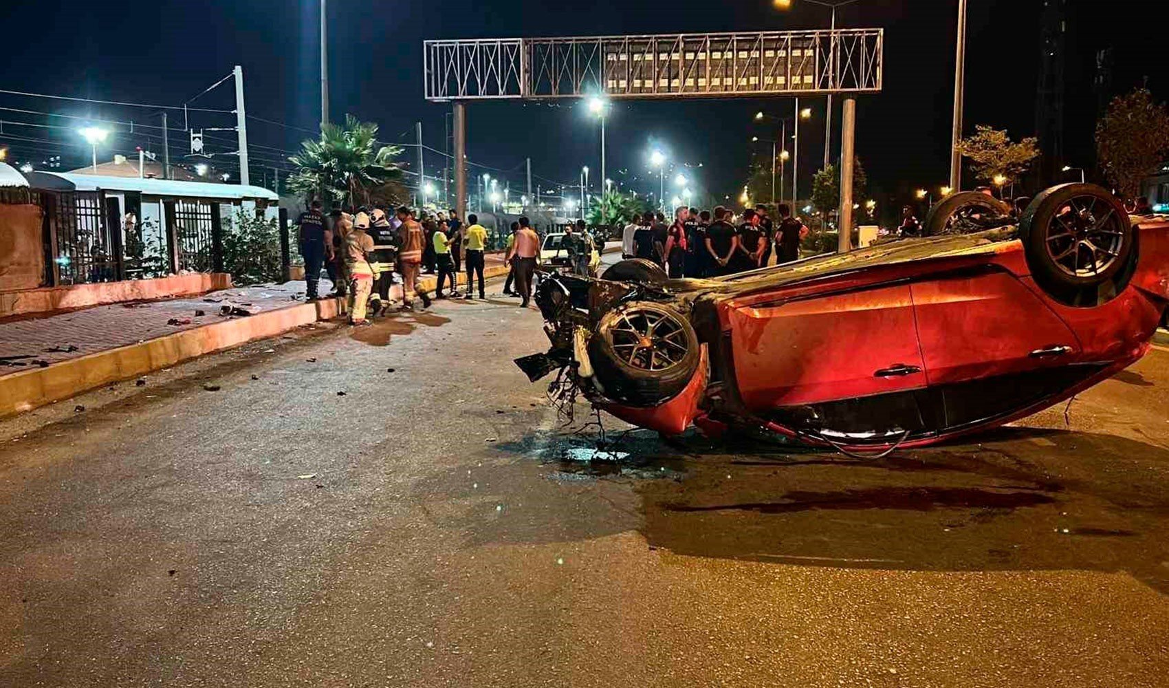 Hatay'da katliam gibi kaza: Kontrolden çıkan otomobil kaldırımdaki yayalara çarptı!