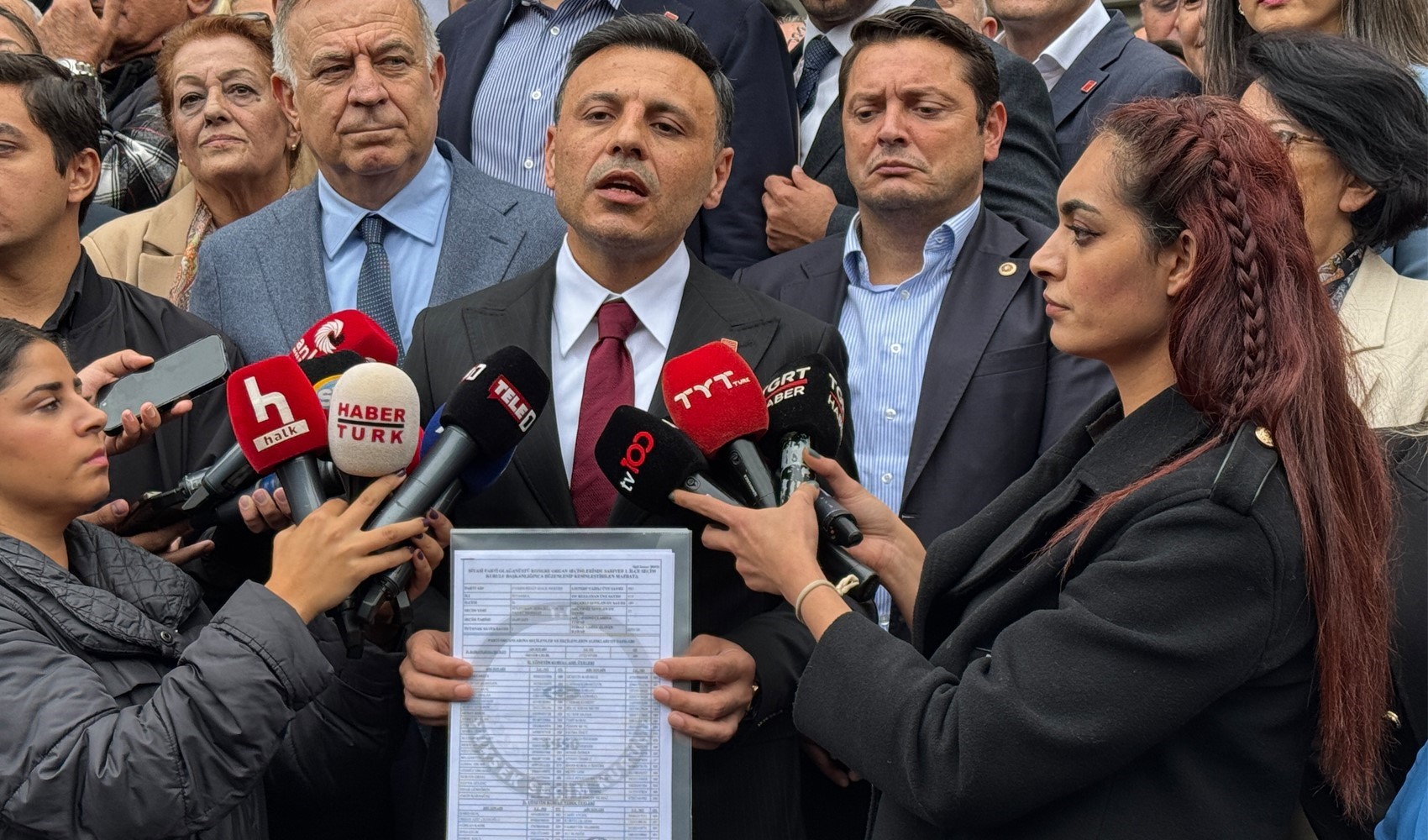 Yeniden CHP İstanbul İl Başkanı seçilen Özgür Çelik mazbatasını aldı