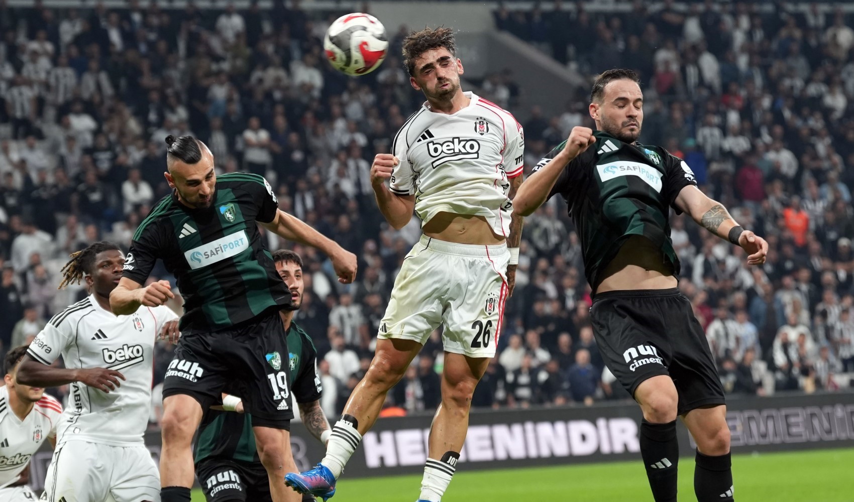 Beşiktaş'tan Galatasaray derbisi öncesi 3 gollü galibiyet