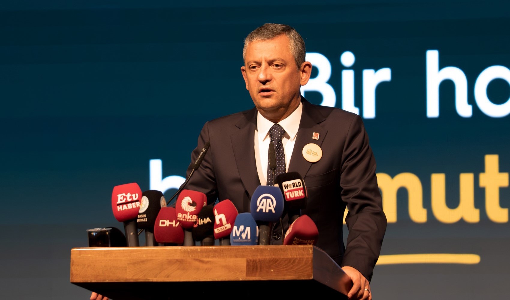 Ferdi Zeyrek'in adı eşi ve kızının öncülüğünde kurulan vakıfta yaşayacak: Sütte leke var, Ferdi'de leke yok