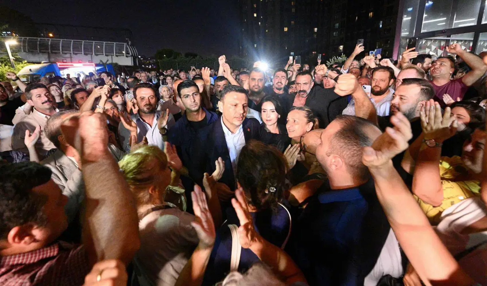 Özgür Çelik'ten 'Bütün gece buradayız' çıkışı