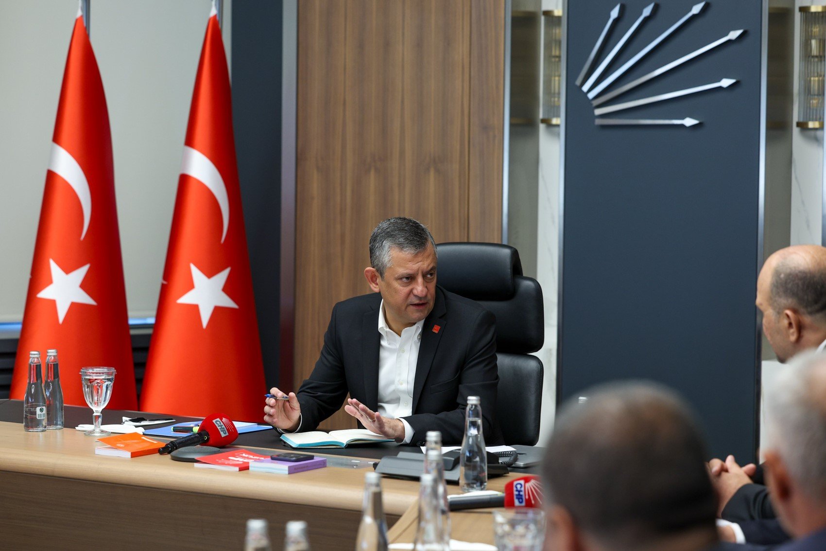 CHP İstanbul'a kayyum sonrası Özgür Özel'den istifa ve komisyon kararı!