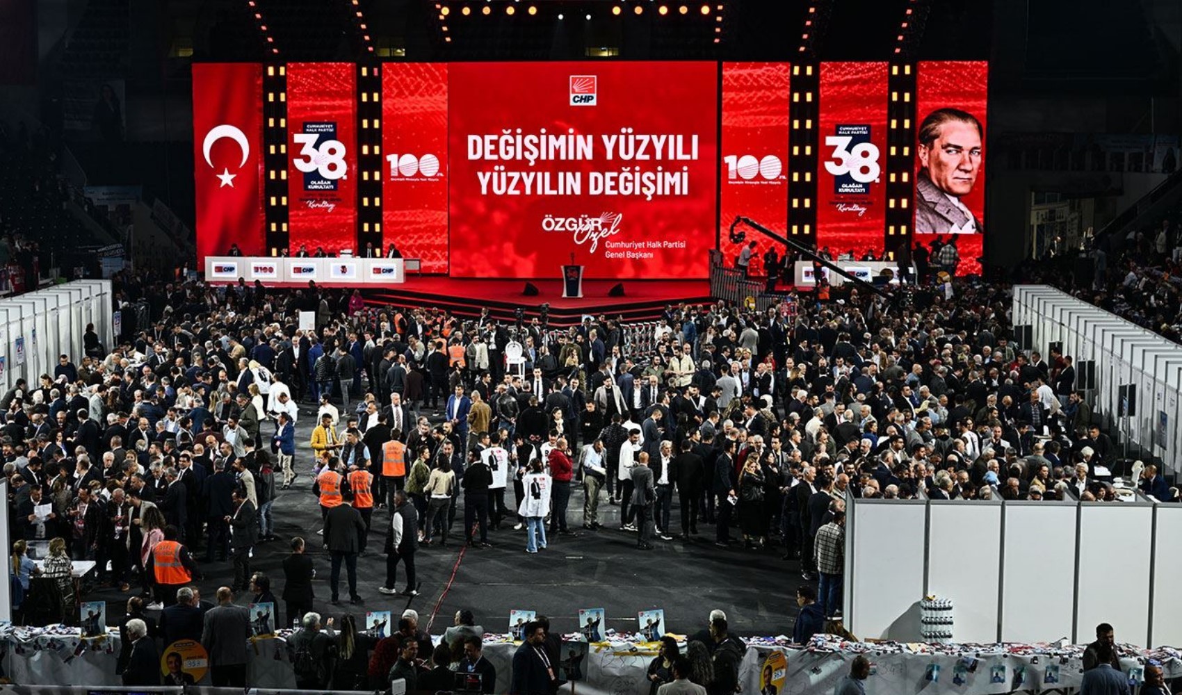 CHP'de delegeler notere koştu: Olağanüstü kongre için imzalar toplanıyor