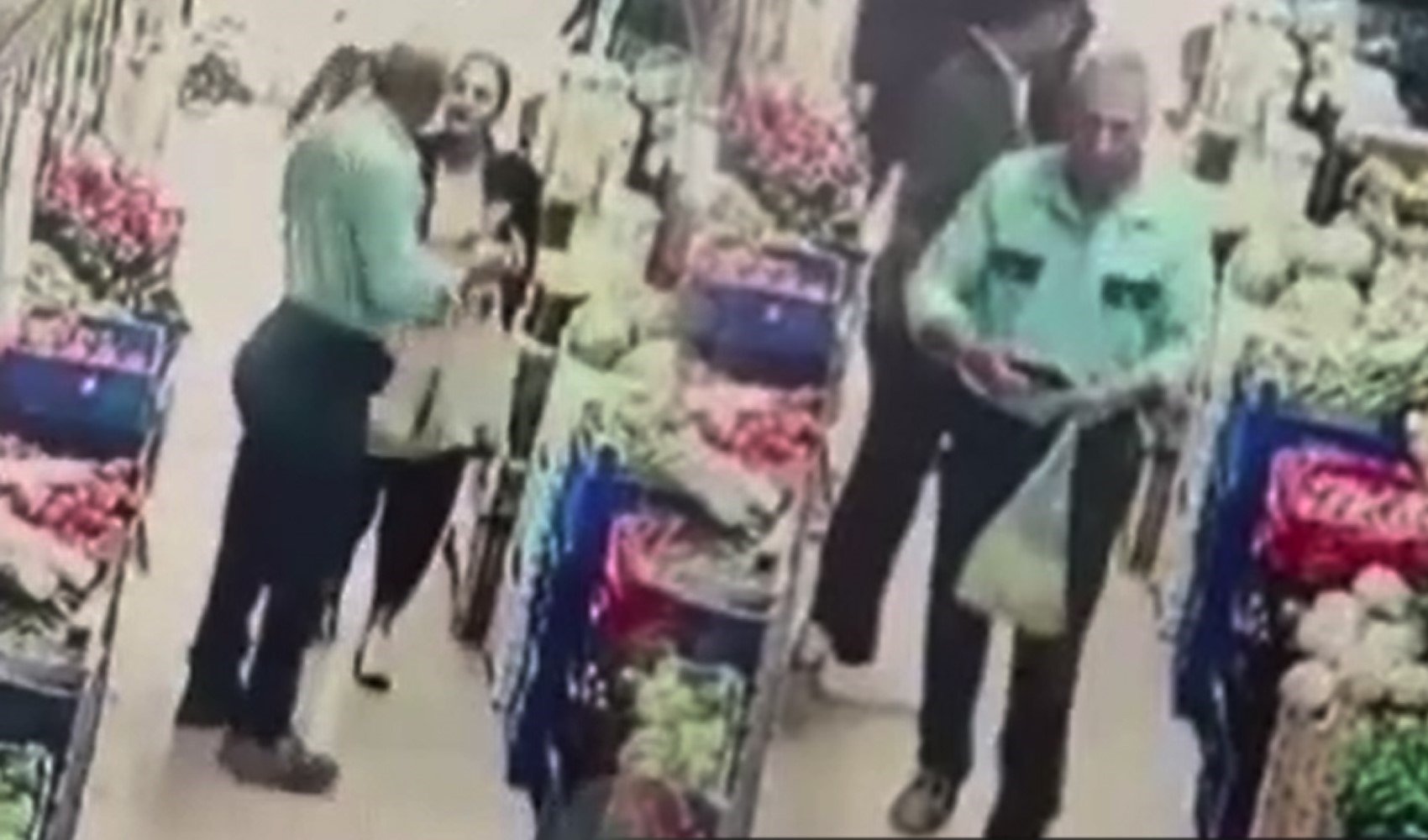 Markete köpeğiyle giren kadına yumruklu saldırı: Kulak zarı patladı