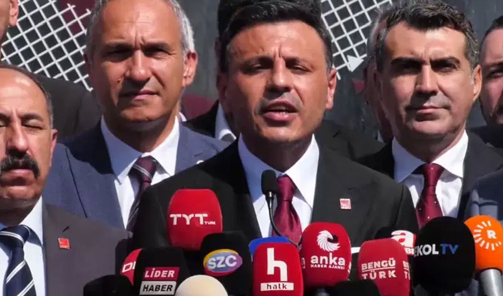 Son Dakika: Özgür Çelik, CHP İstanbul İl Başkanlığı önünde konuştu! 'Görevimizin başındayız'