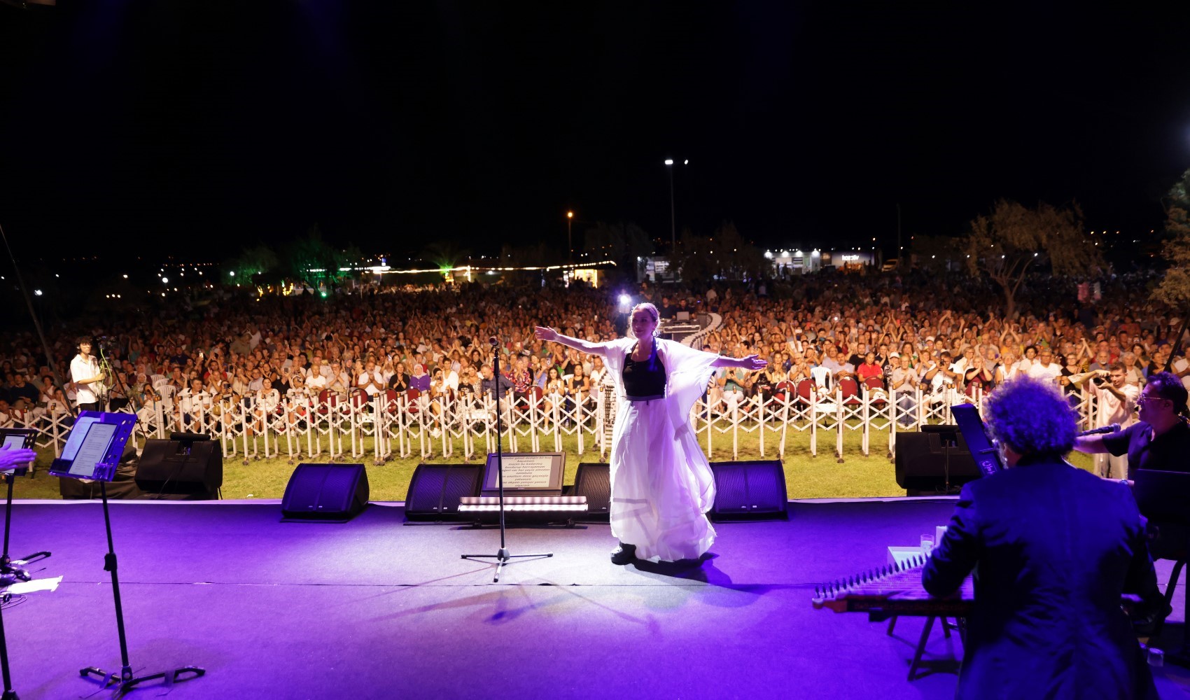 Zuhal Olcay ve Oğuz Aksaç’tan Gömeç’te unutulmaz gece
